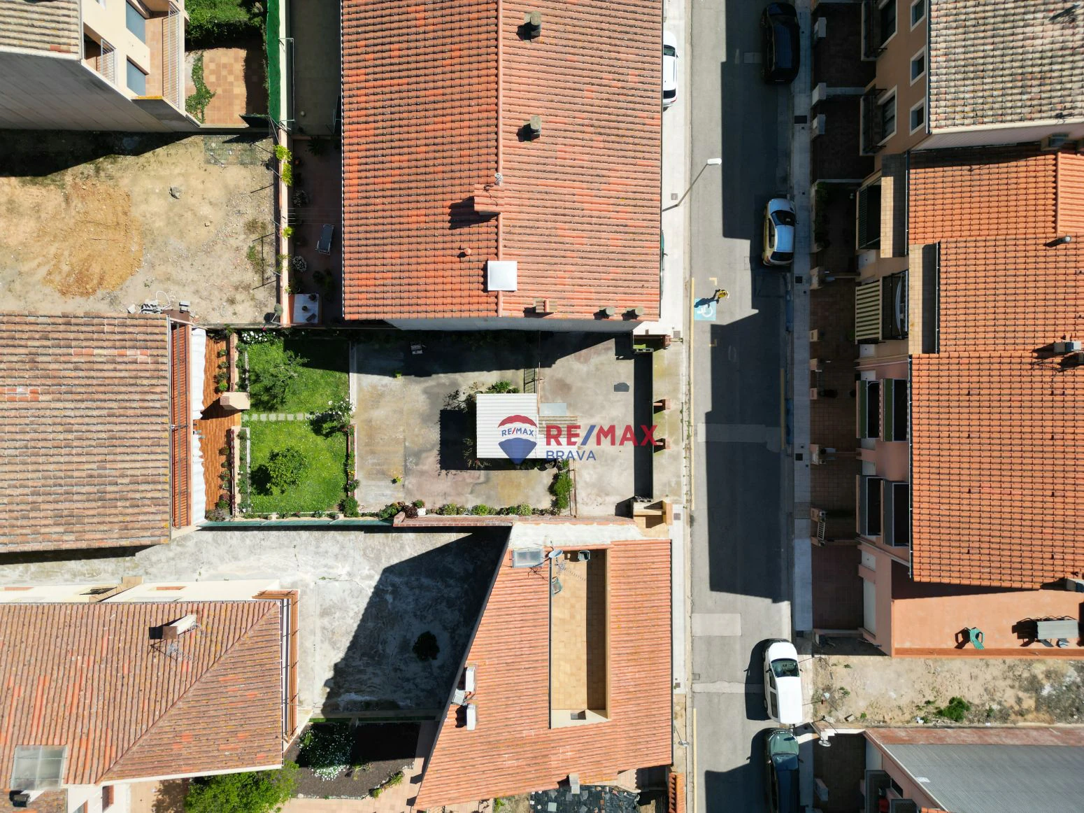 Terreno con dos garajes con posibilidad de realizar dos piso