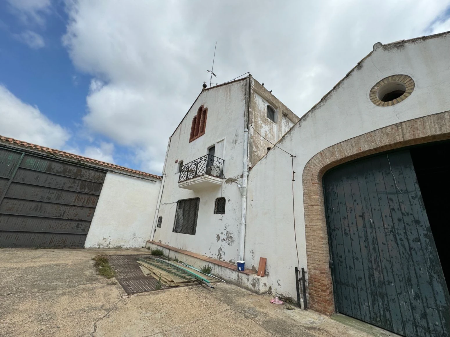 Inversionistas, Tarragona. Restaurant, vivienda, Bodega de