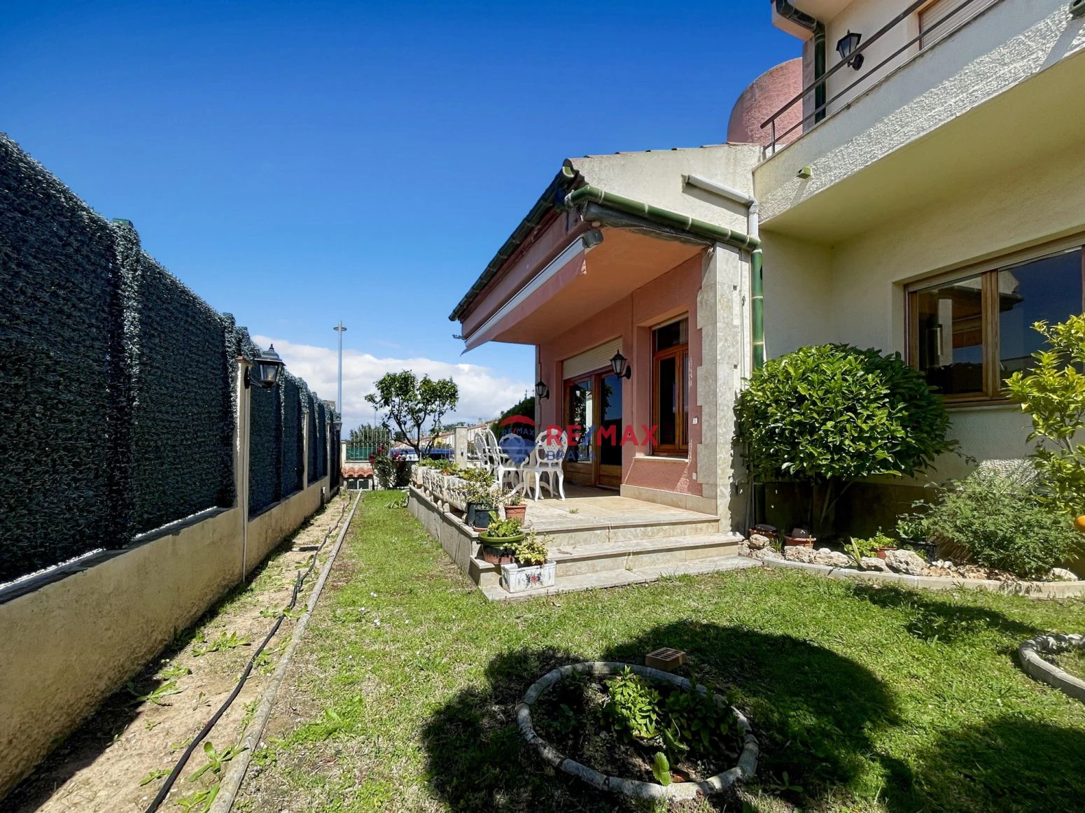 Villa de 4 habitaciones, ubicada en urbanización tranquila