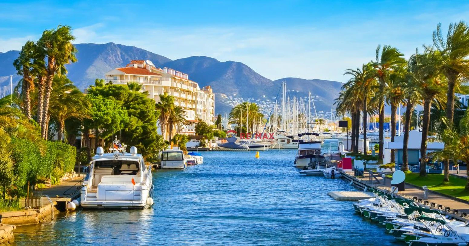 Casa adosada de 2 plantas en Empuriabrava, para reformar