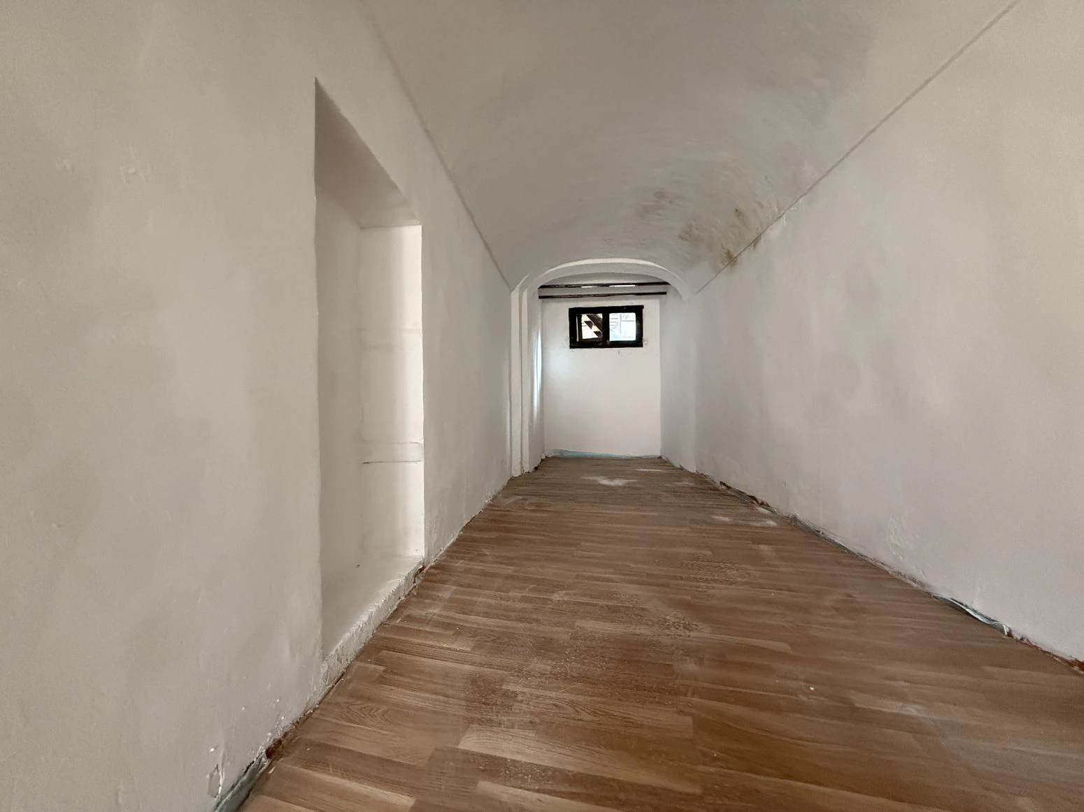 Oportunidad única en Besalú: edificio con local comercial