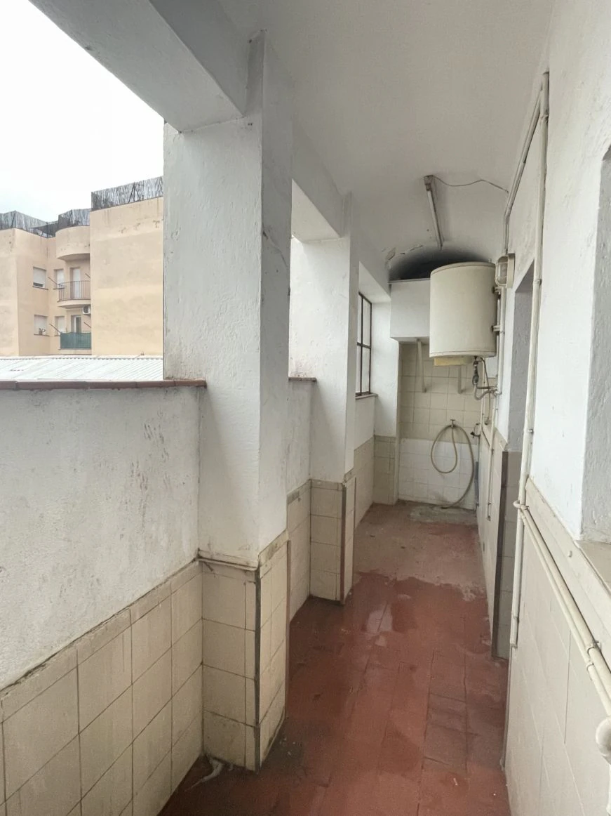 Casa con dos viviendas y taller mecánico en Salt, Girona
