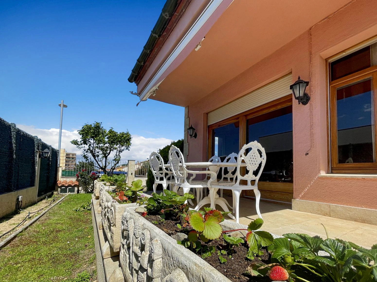 Villa de 4 habitaciones, ubicada en urbanización tranquila