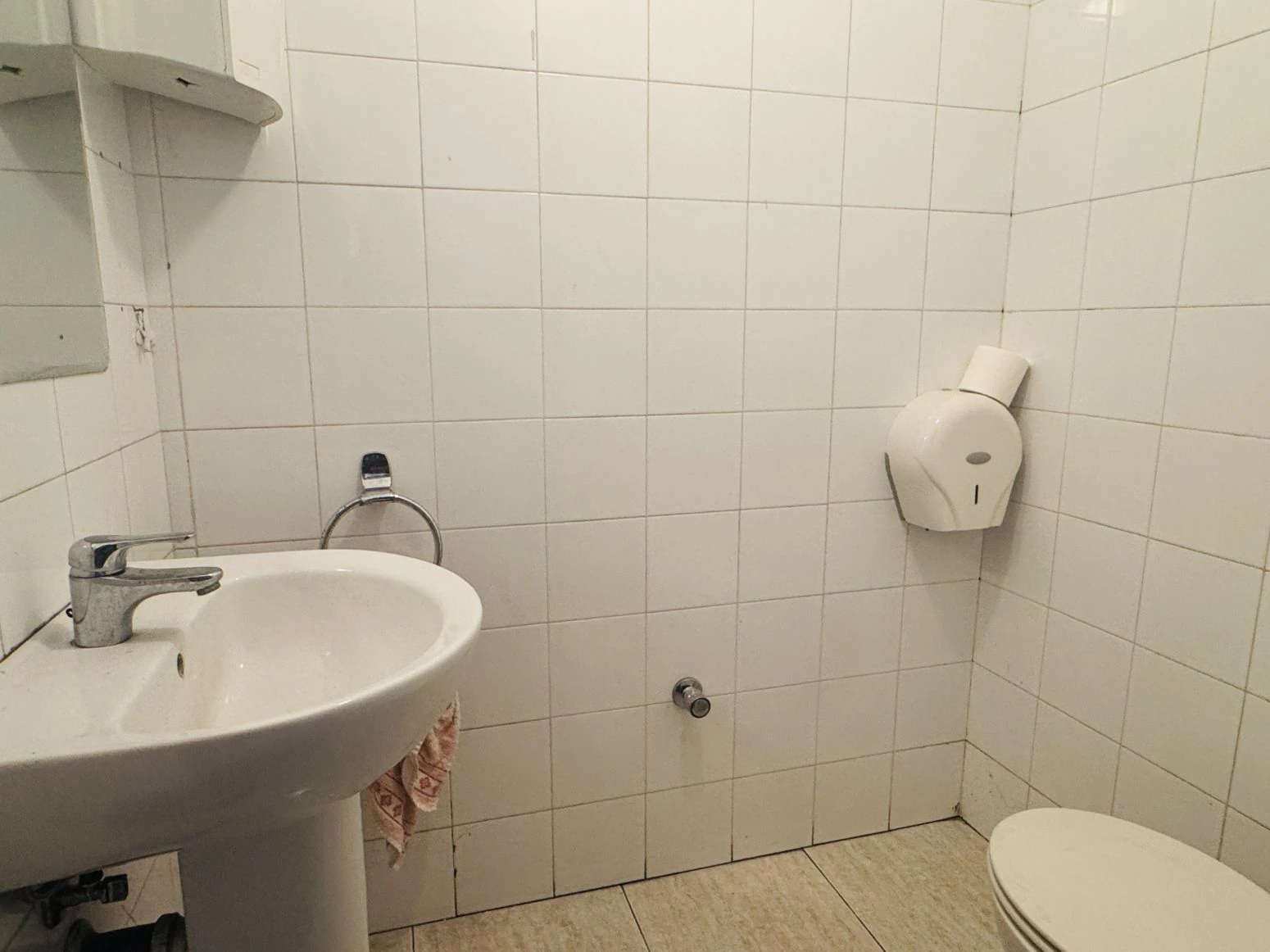 Casa con dos viviendas y taller mecánico en Salt, Girona