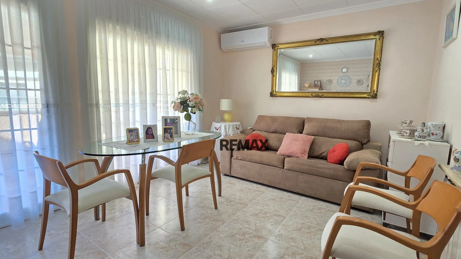 Vive arriba, opera abajo: casa + taller con ascensor y terra