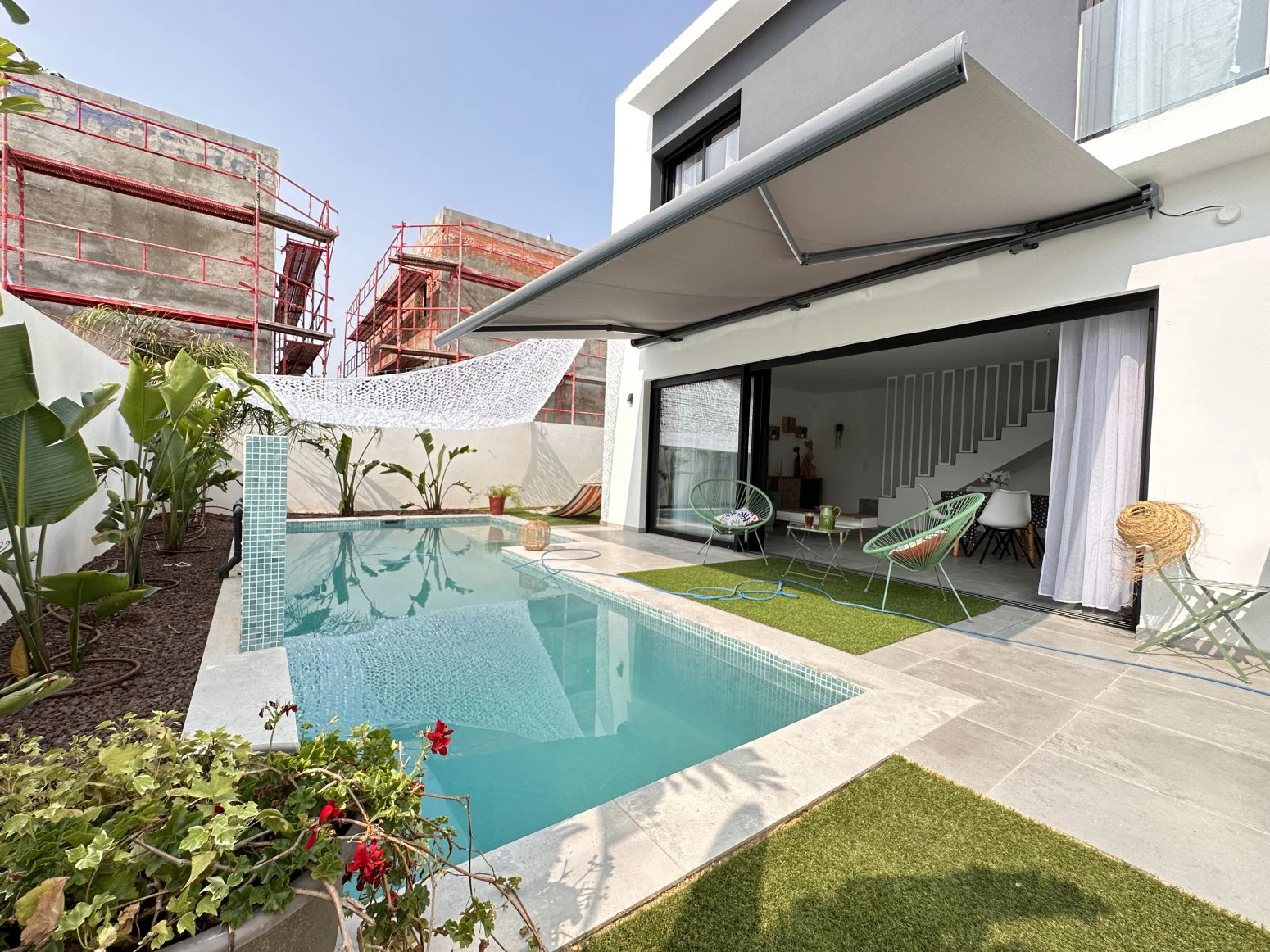 Bonita casa con piscina de obra nueva en sector Mestral de E