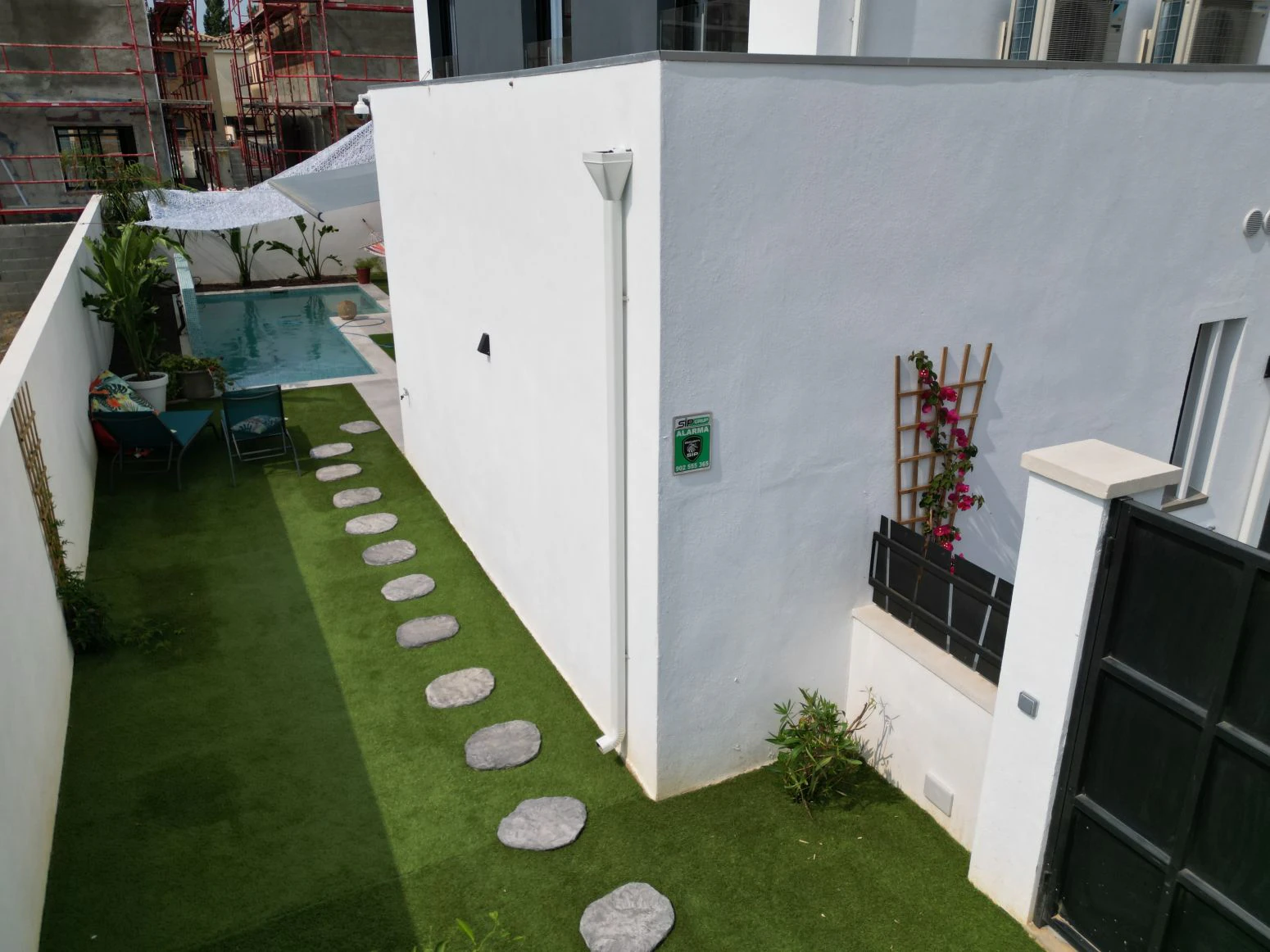 Bonita casa con piscina de obra nueva en sector Mestral de E