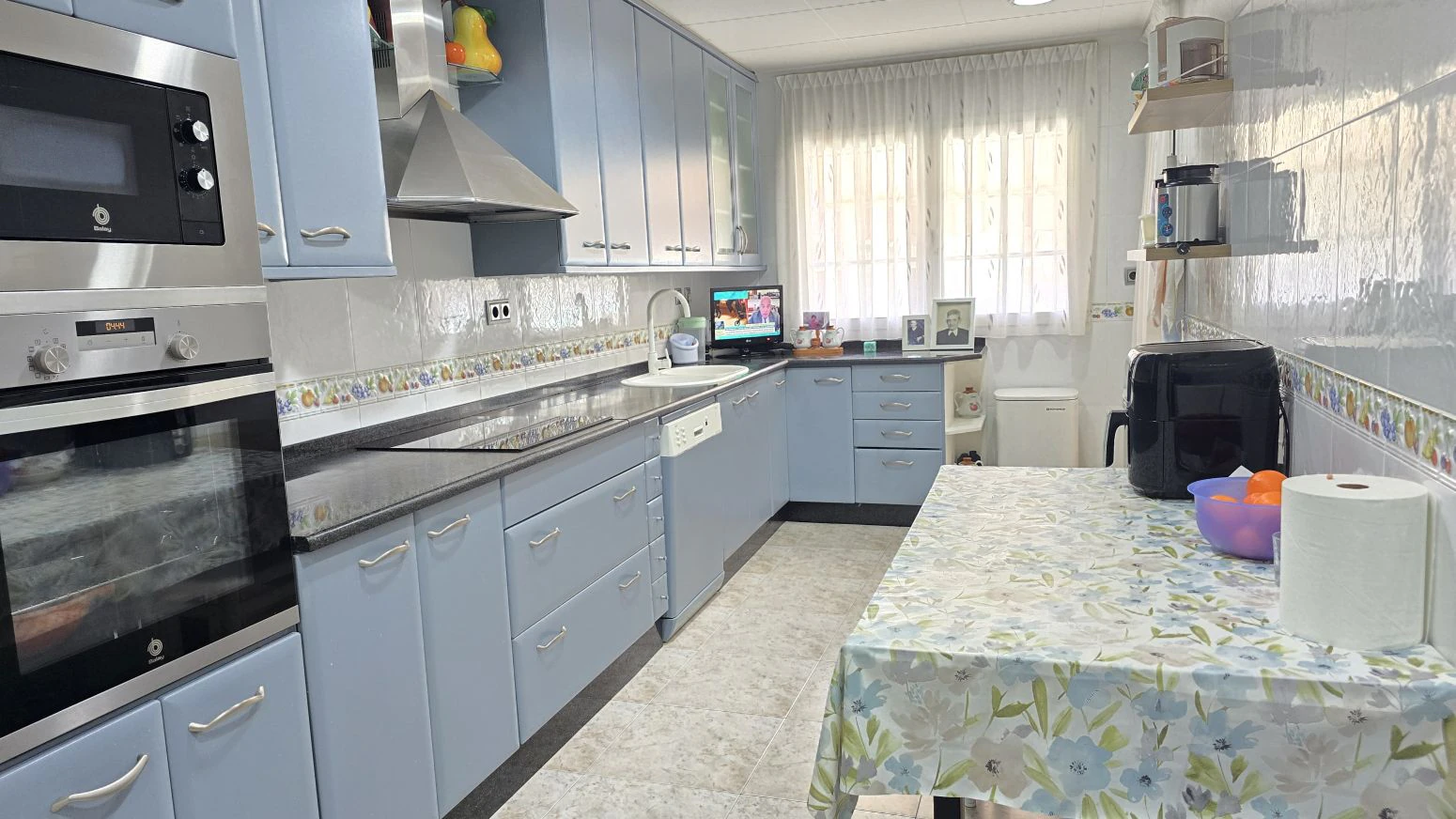 Vive arriba, opera abajo: casa + taller con ascensor y terra