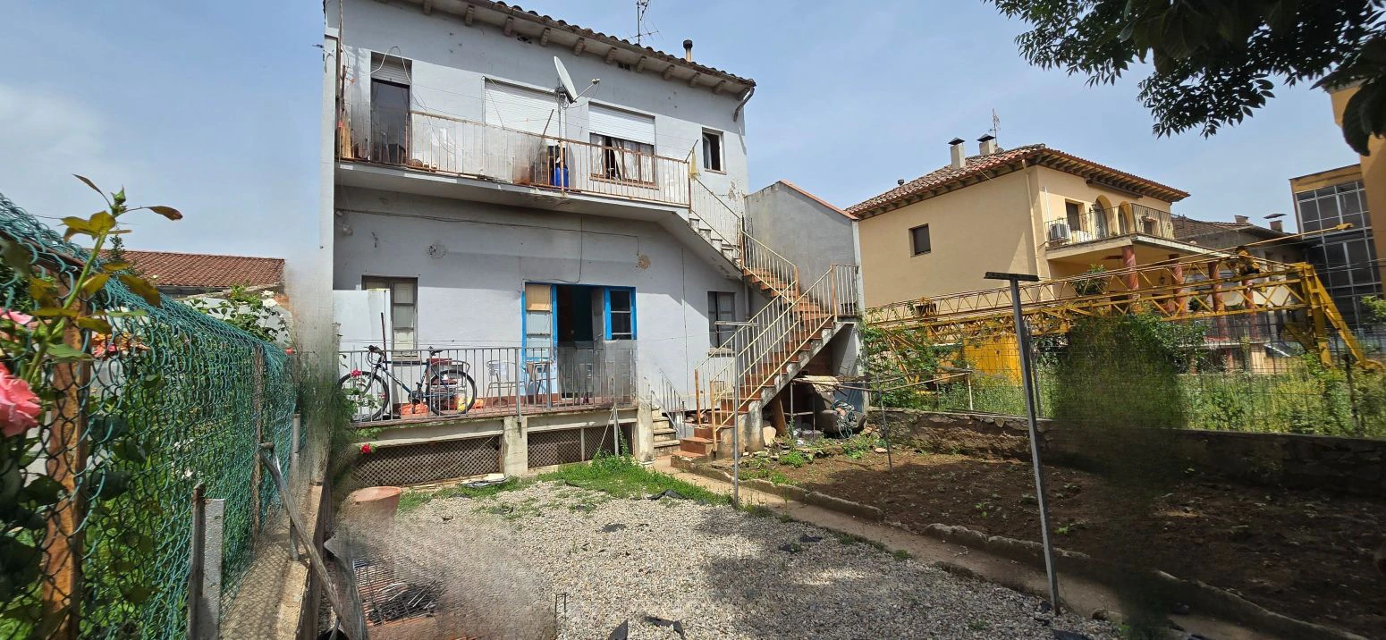 Casa con Gran Potencial en el Corazón de Olot