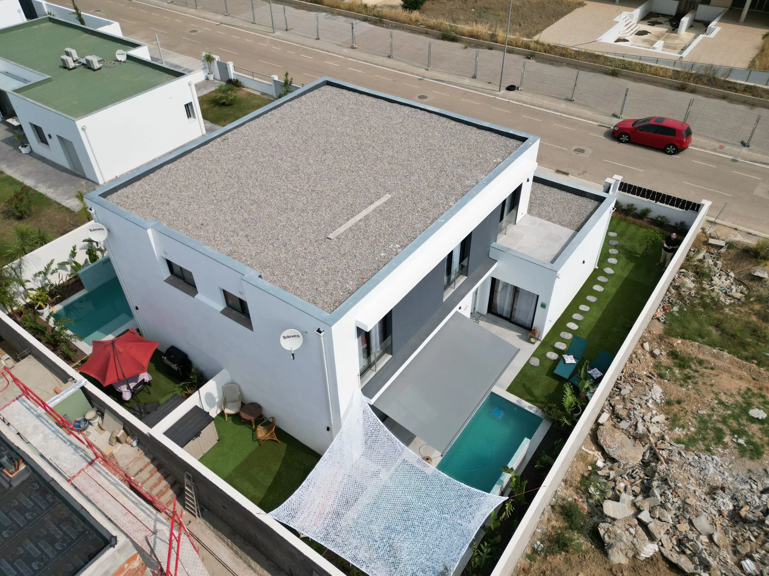 Bonita casa con piscina de obra nueva en sector Mestral de E