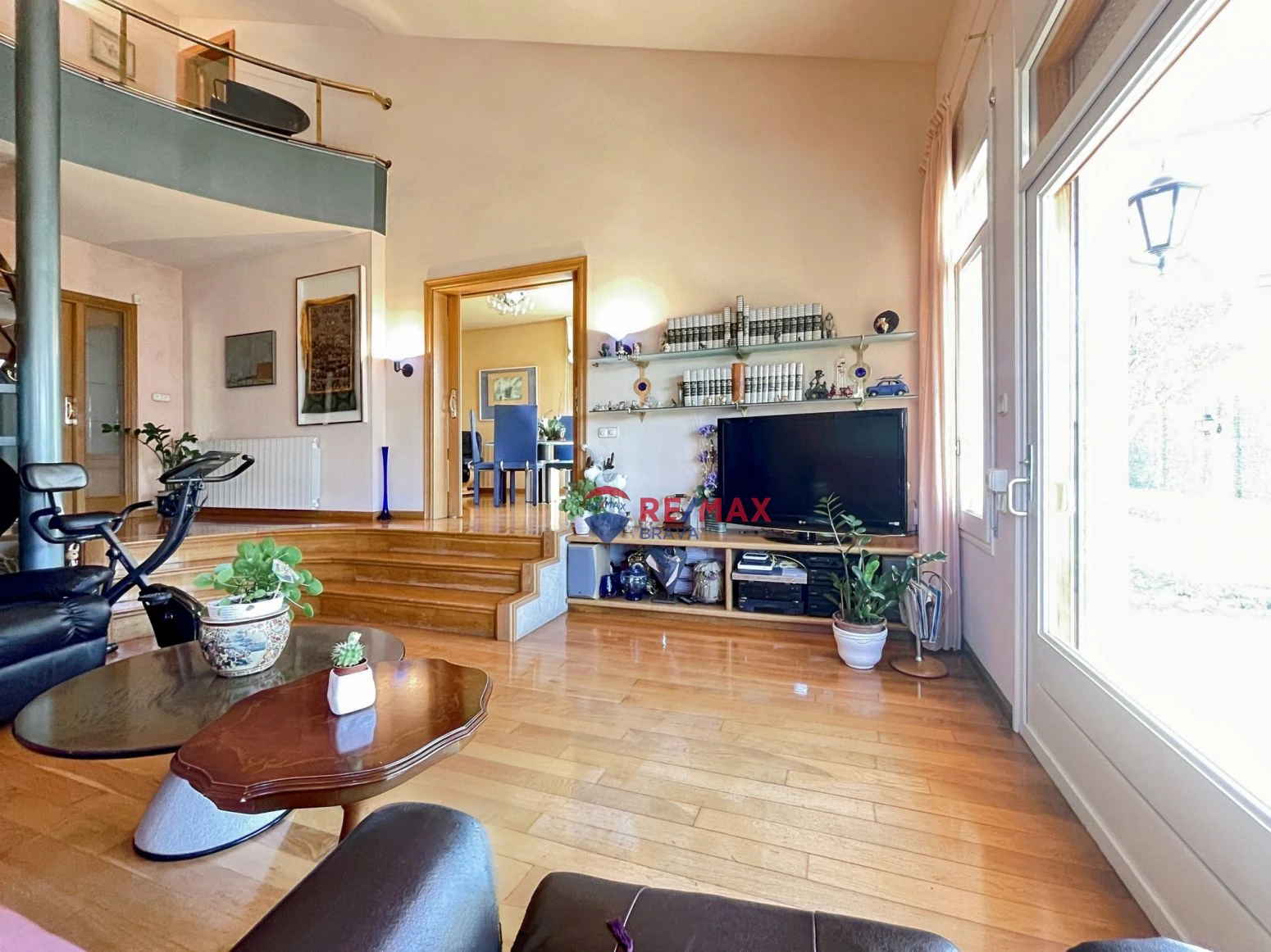 Villa de 4 habitaciones, ubicada en urbanización tranquila