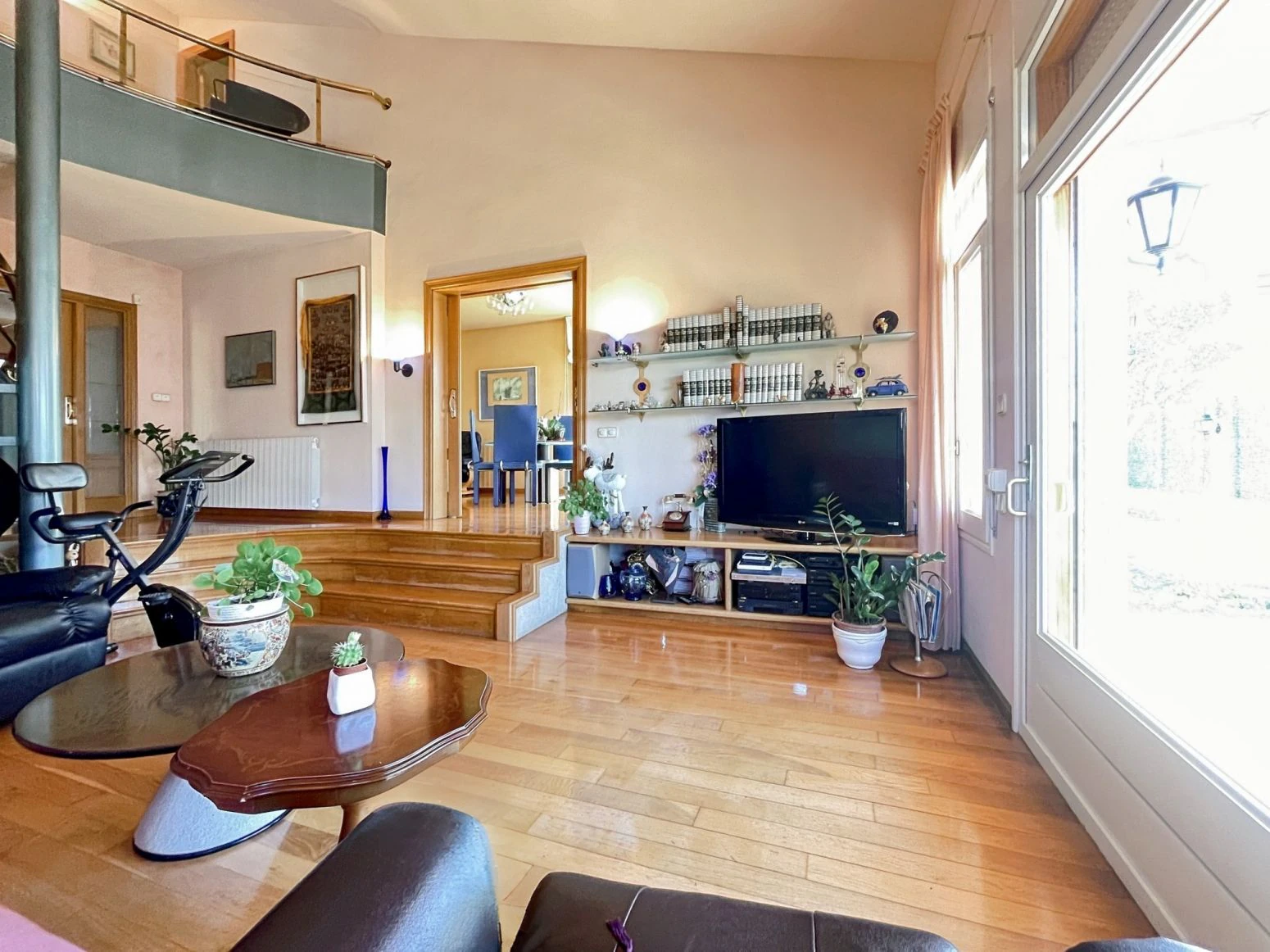 Villa de 4 habitaciones, ubicada en urbanización tranquila