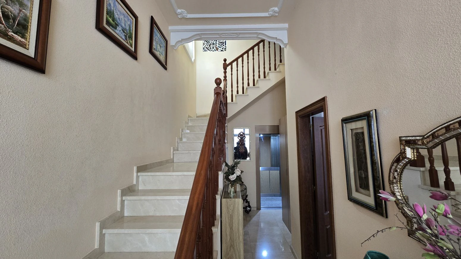 Vive arriba, opera abajo: casa + taller con ascensor y terra