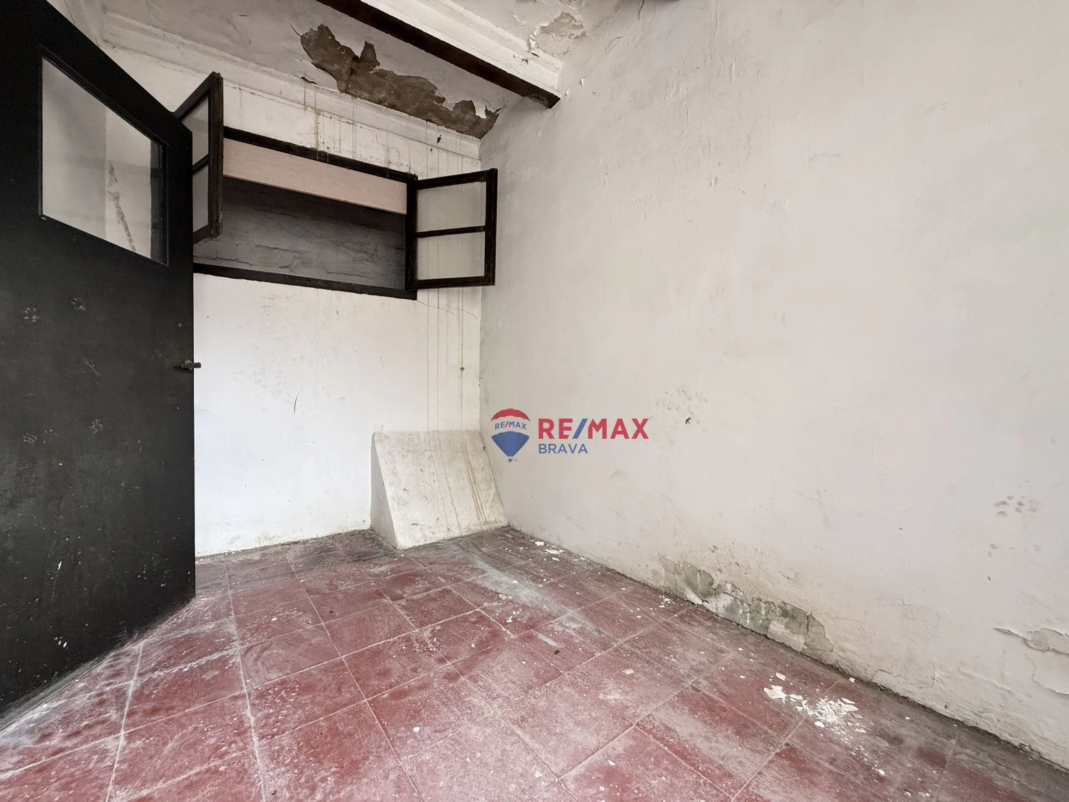 Oportunidad única en Besalú: edificio con local comercial