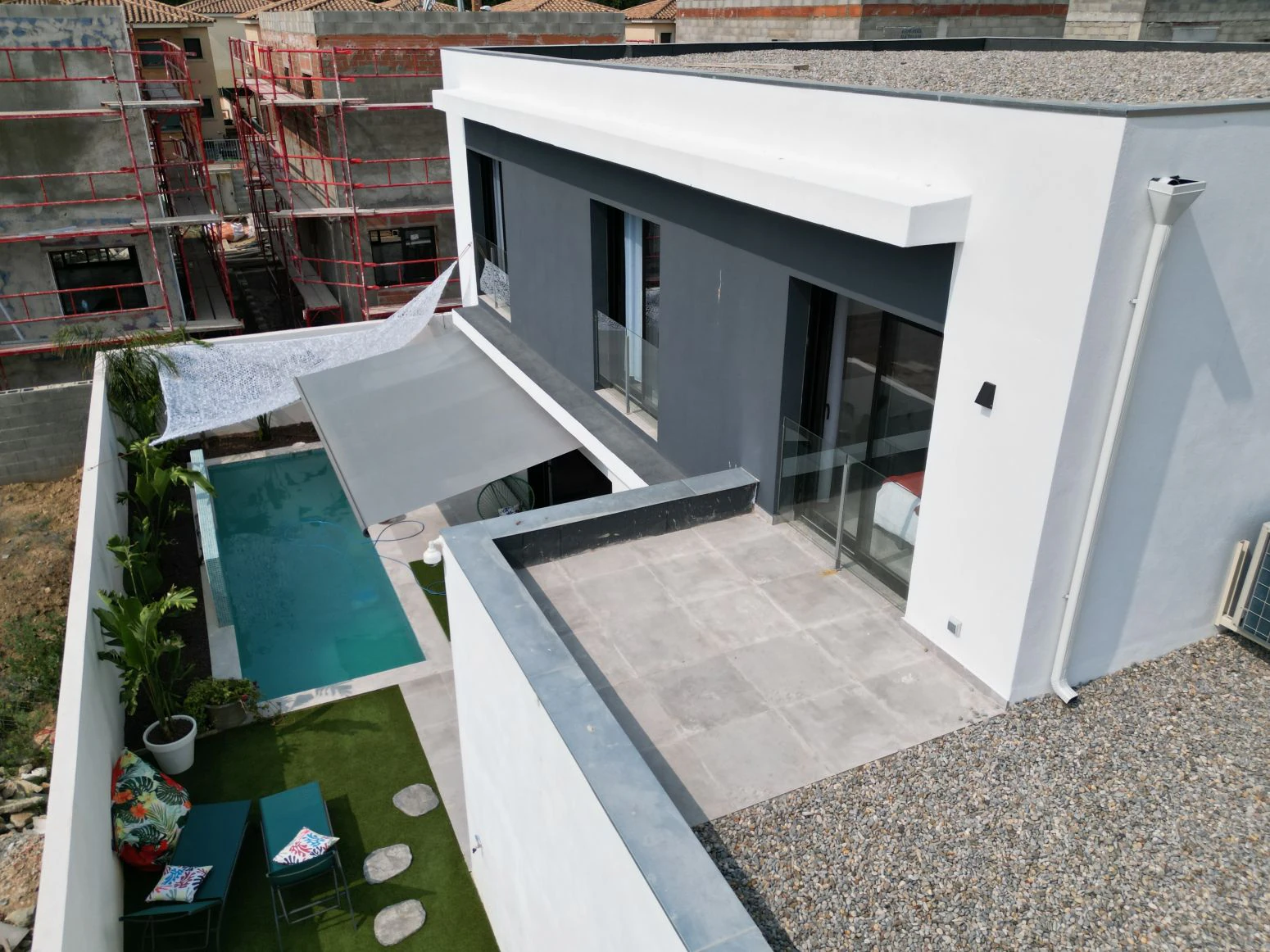 Bonita casa con piscina de obra nueva en sector Mestral de E