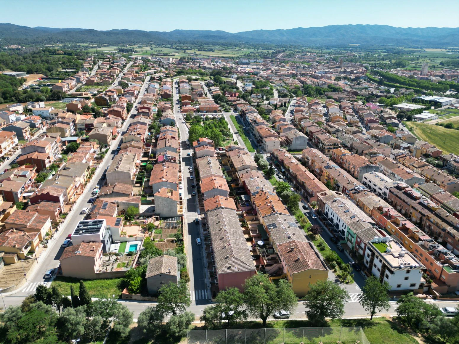 Terreno con dos garajes con posibilidad de realizar dos piso