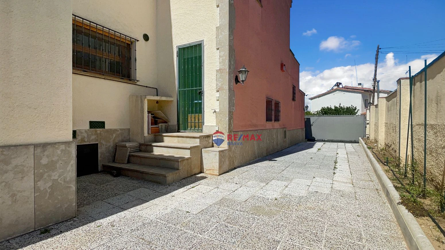 Villa de 4 habitaciones, ubicada en urbanización tranquila