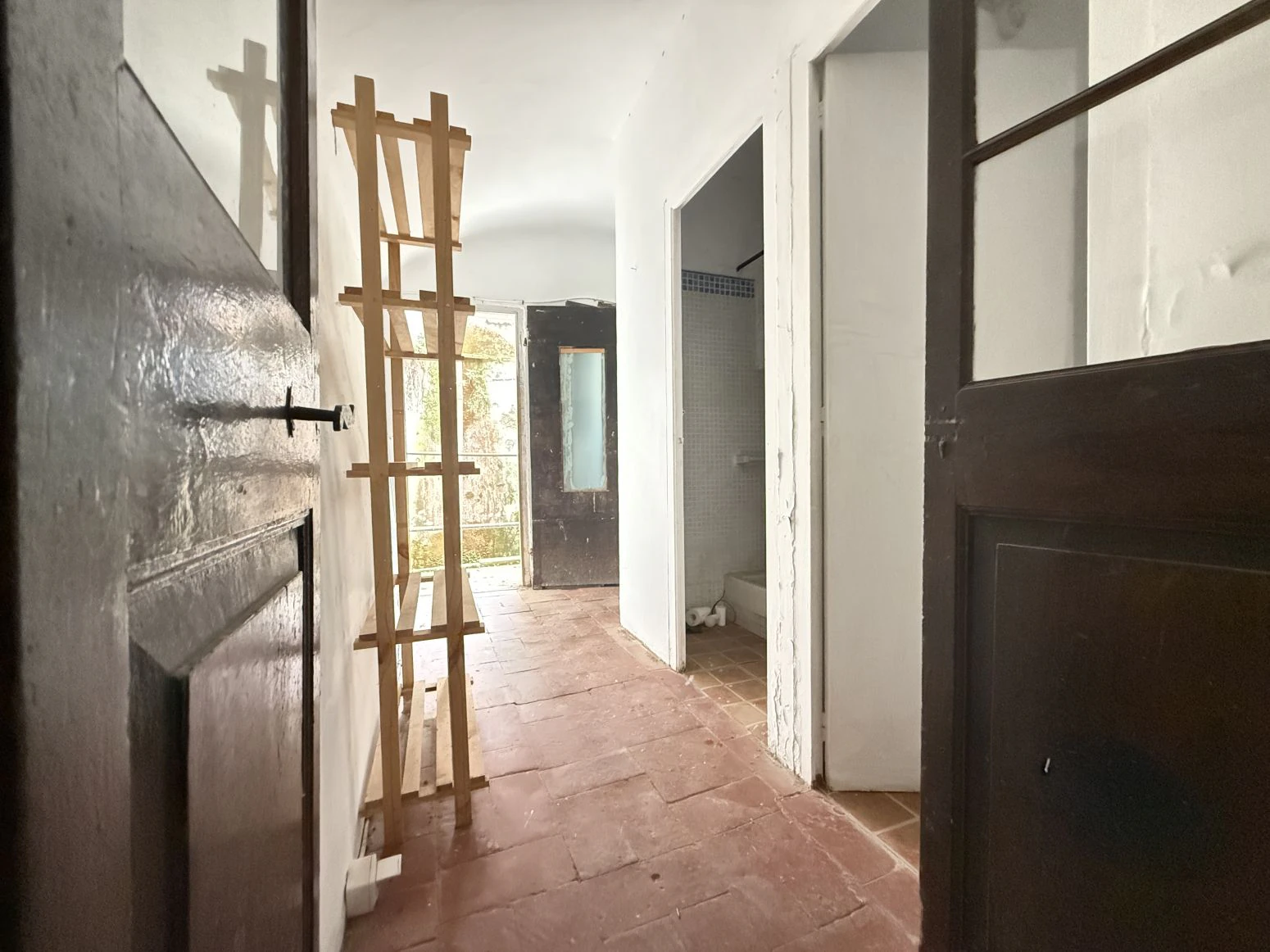 Oportunidad única en Besalú: edificio con local comercial