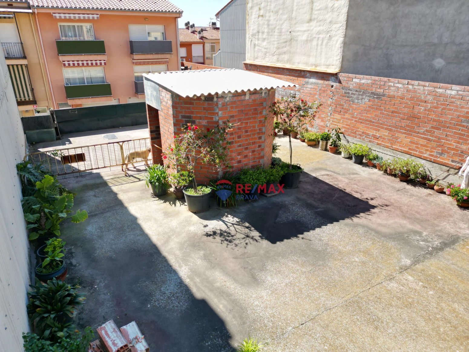 Terreno con dos garajes con posibilidad de realizar dos piso