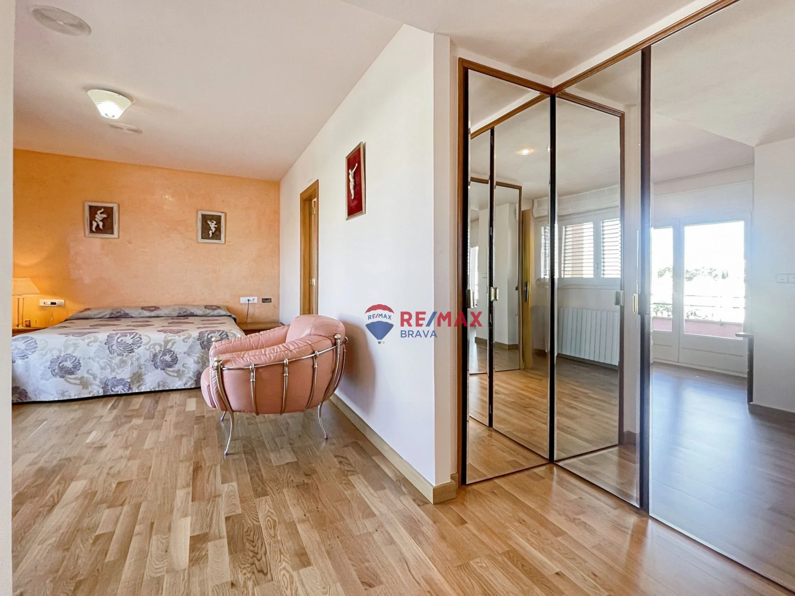 Villa de 4 habitaciones, ubicada en urbanización tranquila