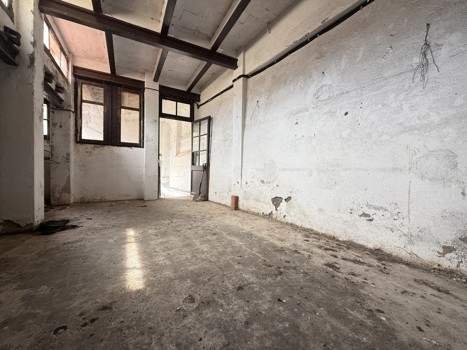 Oportunidad única en Besalú: edificio con local comercial