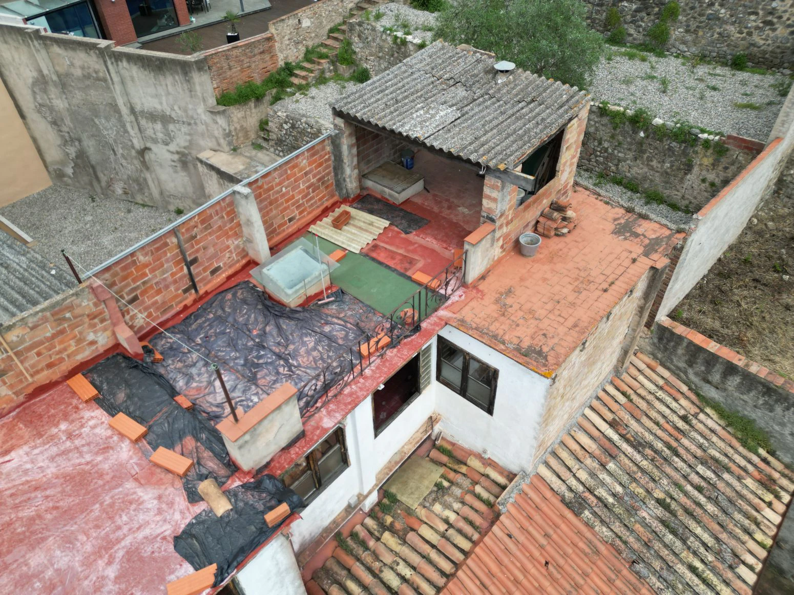 Oportunidad única en Besalú: edificio con local comercial