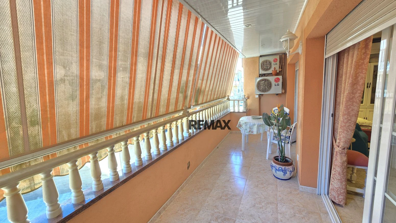 Vive arriba, opera abajo: casa + taller con ascensor y terra