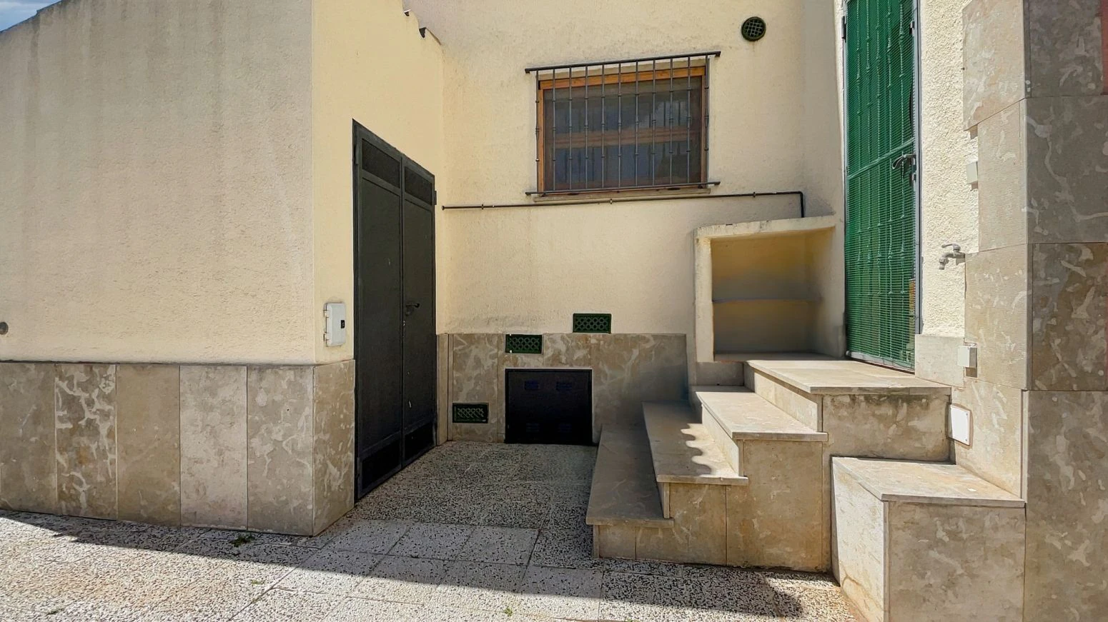 Villa de 4 habitaciones, ubicada en urbanización tranquila
