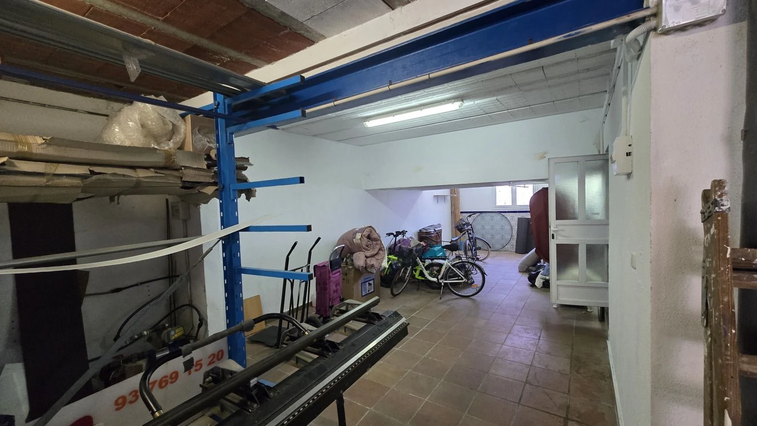 Vive arriba, opera abajo: casa + taller con ascensor y terra