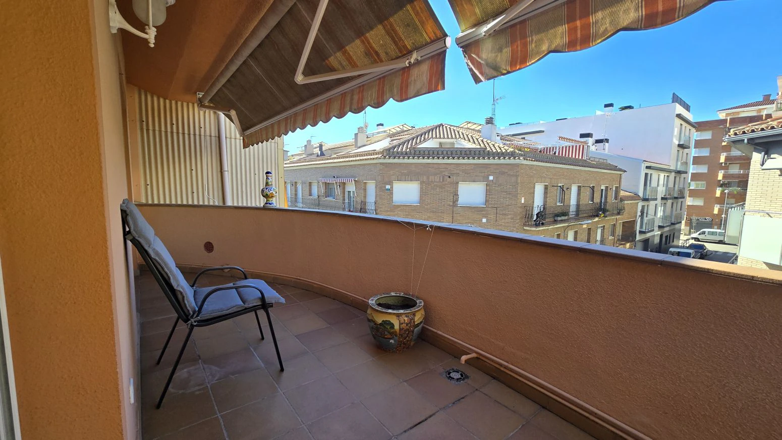 Vive arriba, opera abajo: casa + taller con ascensor y terra
