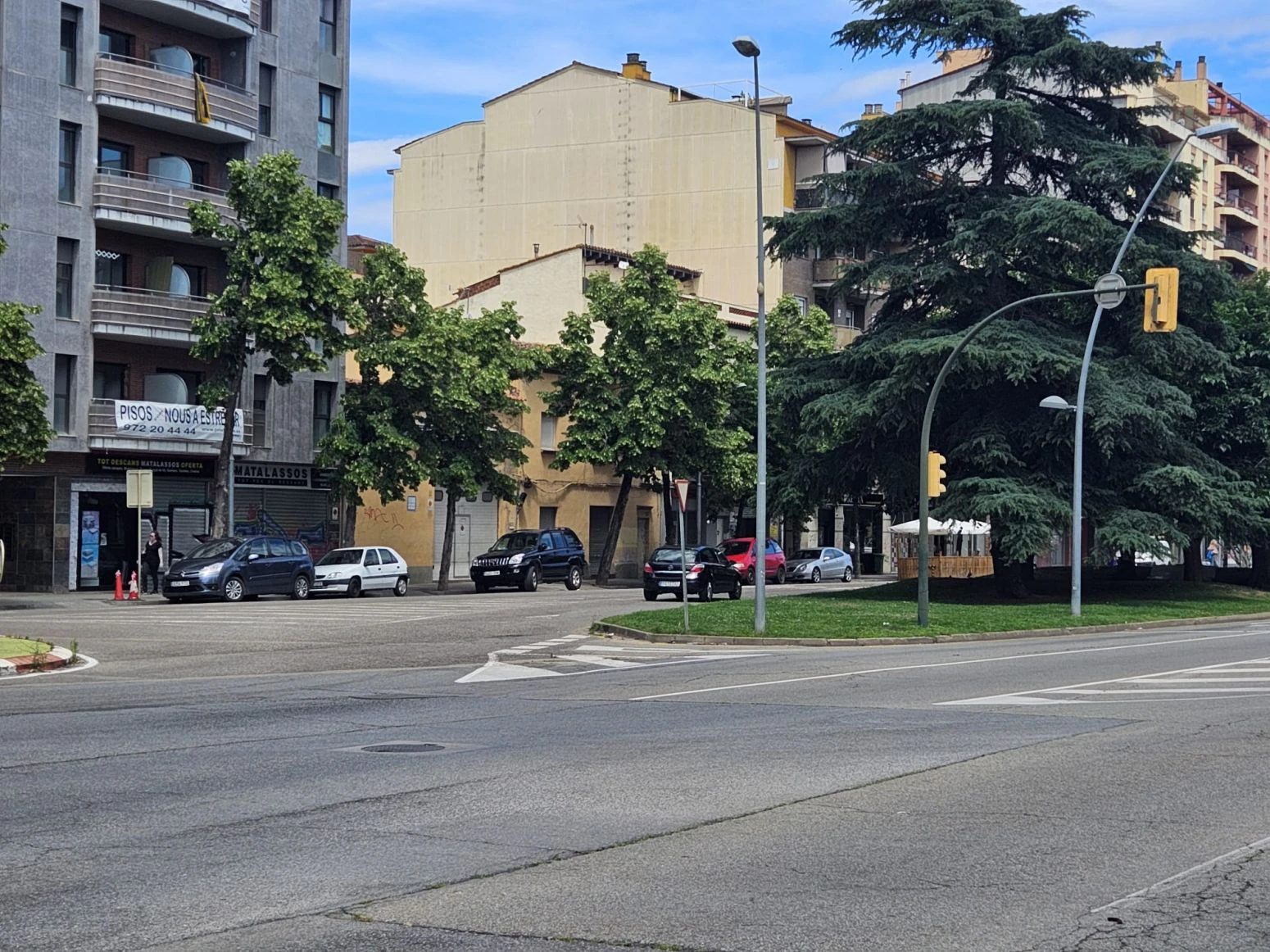 Casa con dos viviendas y taller mecánico en Salt, Girona
