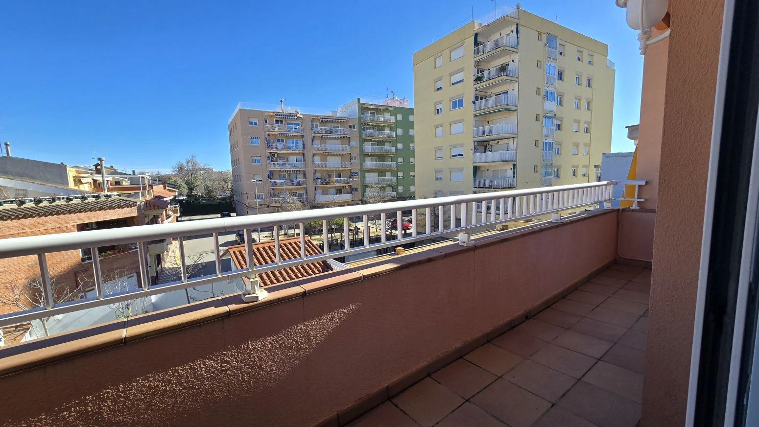 Vive arriba, opera abajo: casa + taller con ascensor y terra