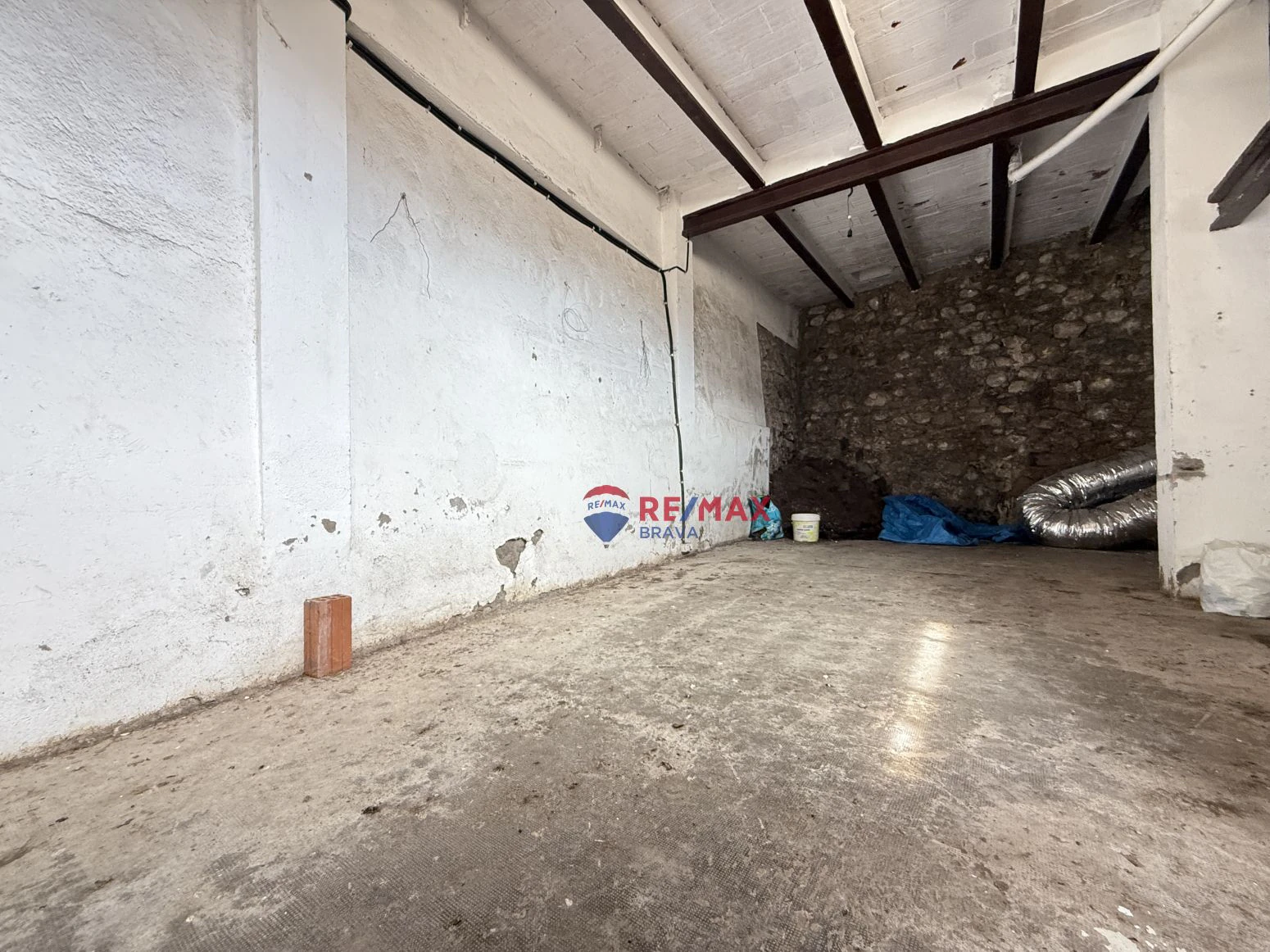 Oportunidad única en Besalú: edificio con local comercial