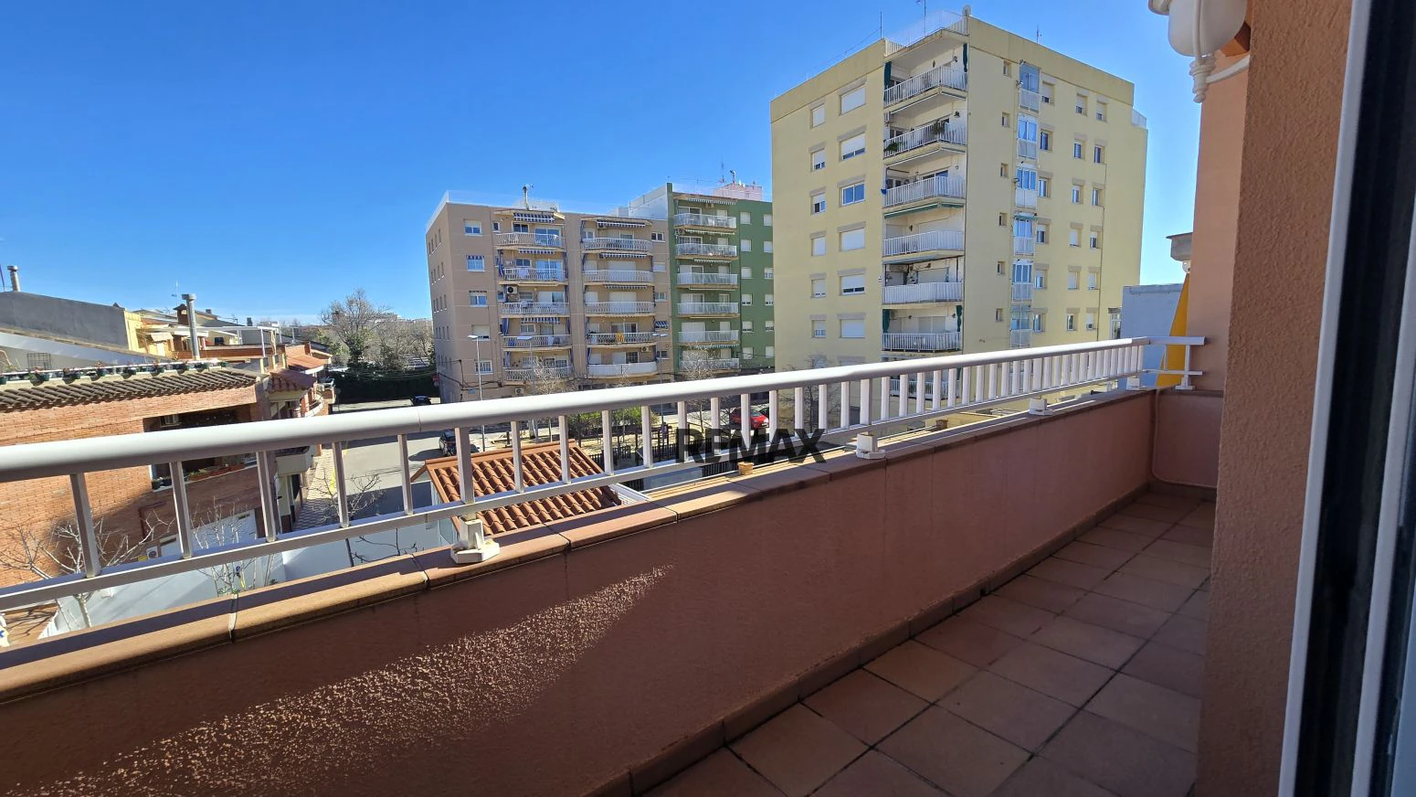 Vive arriba, opera abajo: casa + taller con ascensor y terra