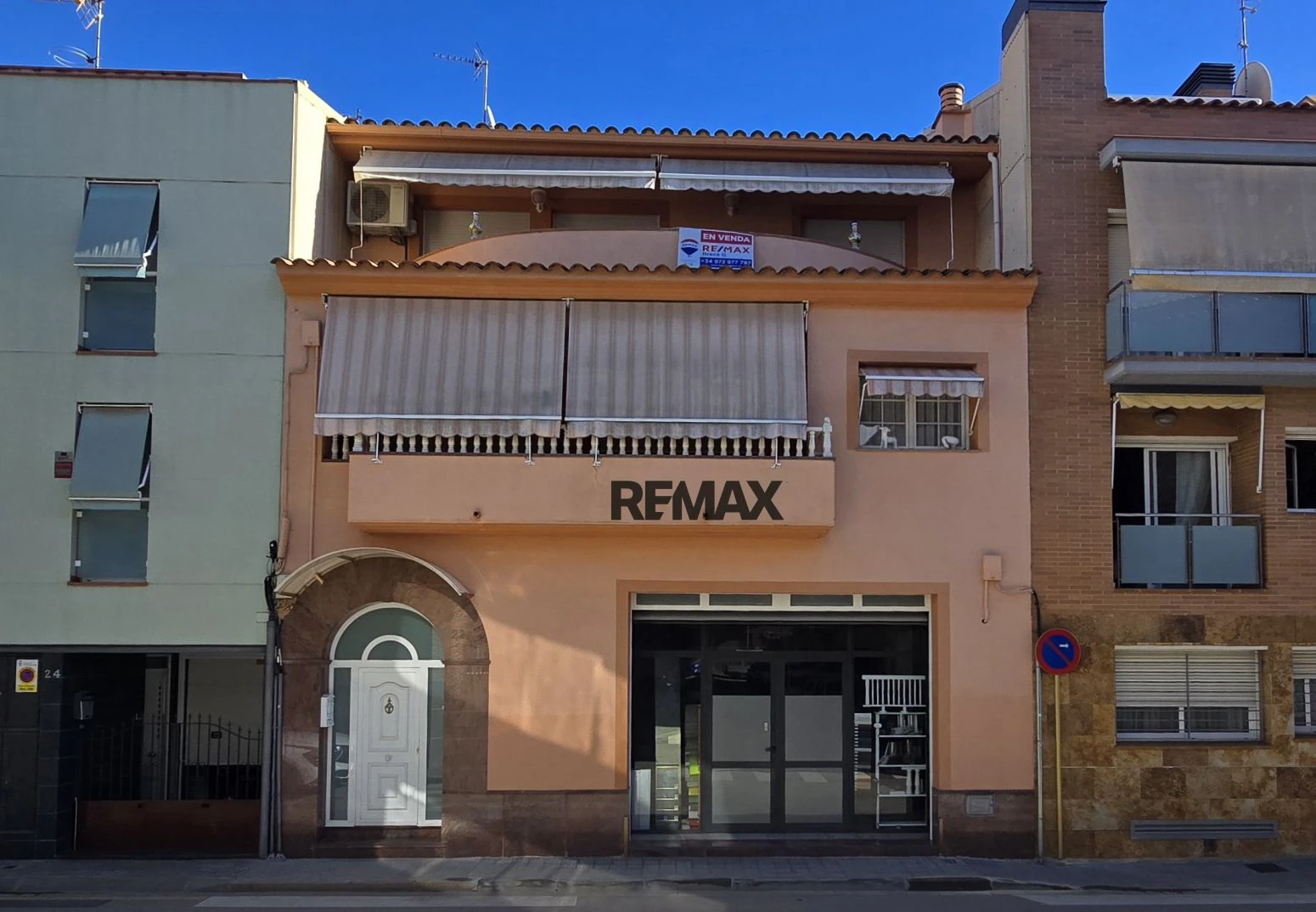 Vive arriba, opera abajo: casa + taller con ascensor y terra