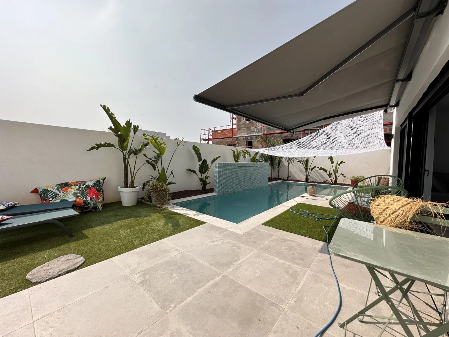 Bonita casa con piscina de obra nueva en sector Mestral de E