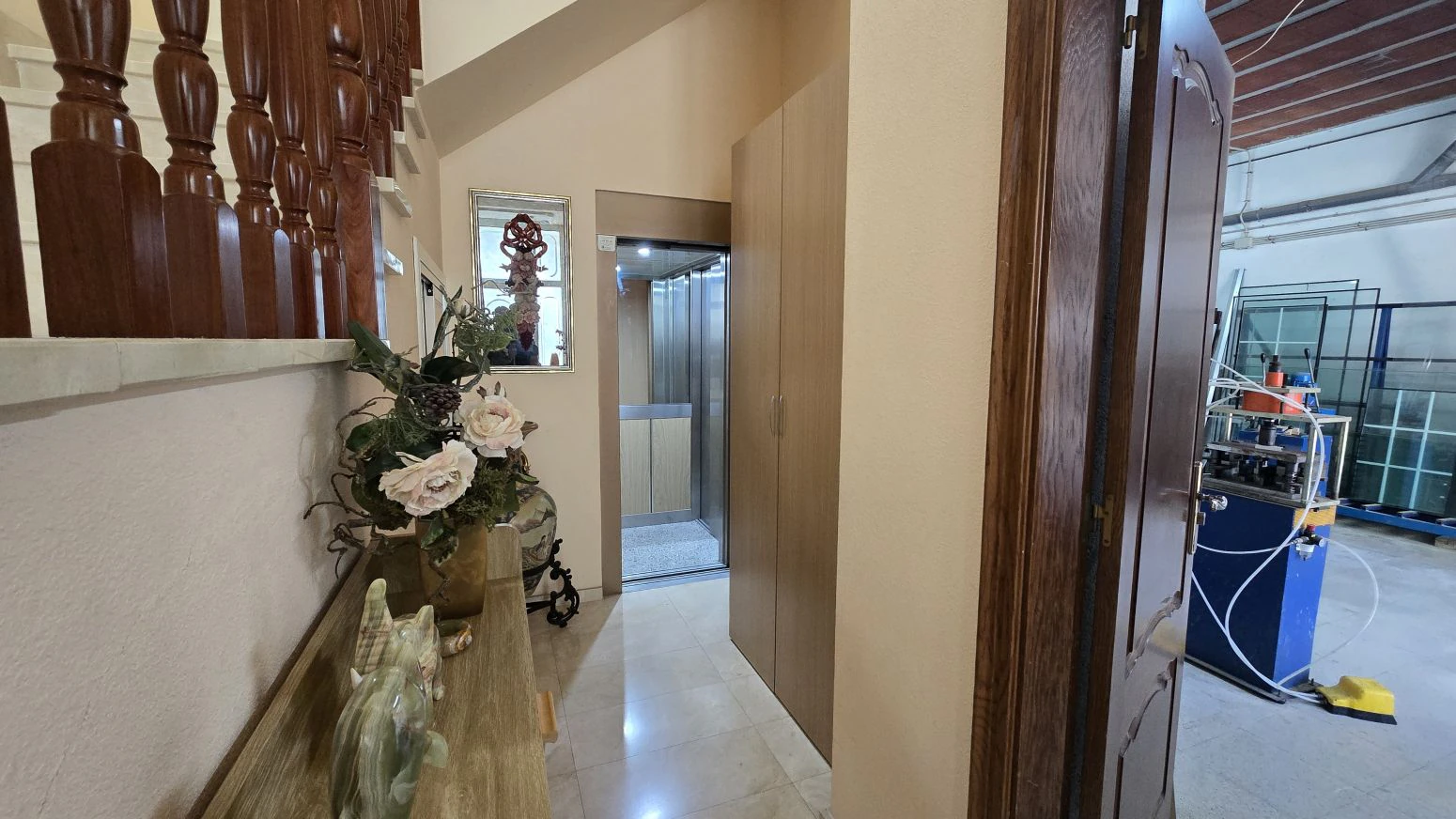 Vive arriba, opera abajo: casa + taller con ascensor y terra