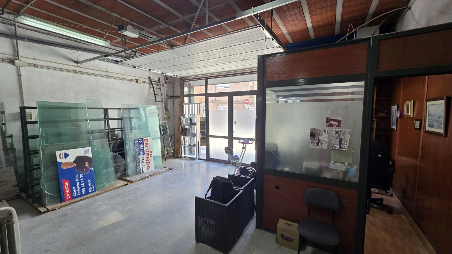 Vive arriba, opera abajo: casa + taller con ascensor y terra