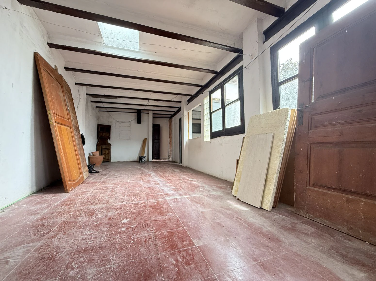 Oportunidad única en Besalú: edificio con local comercial