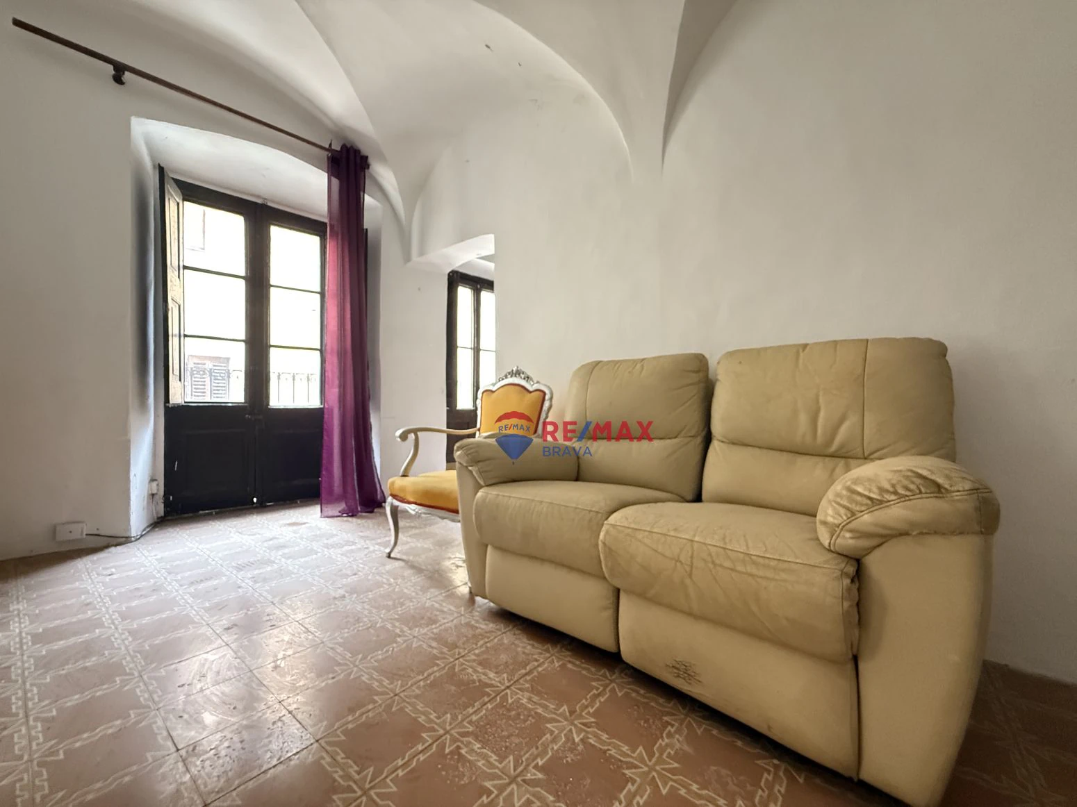 Oportunidad única en Besalú: edificio con local comercial