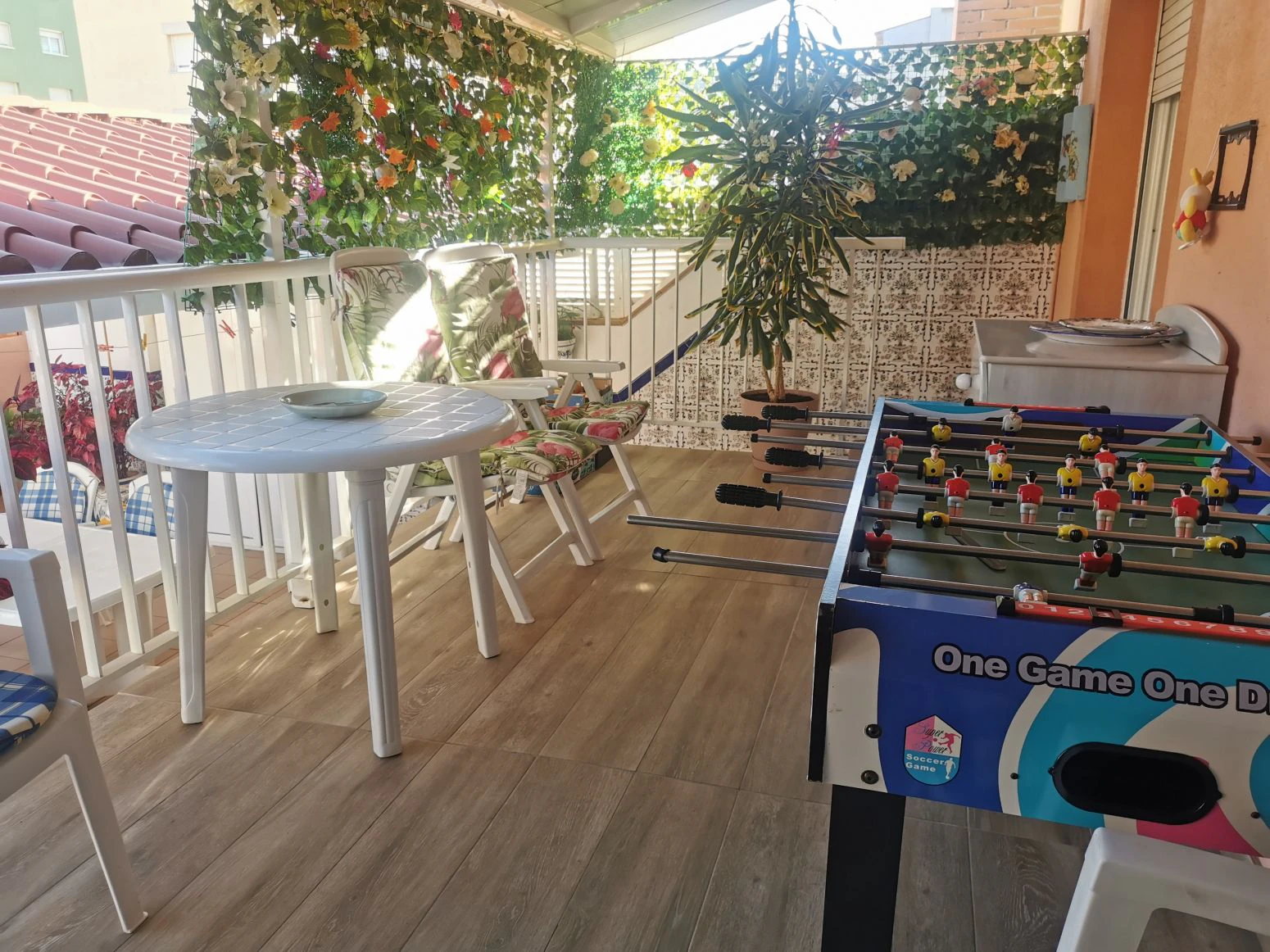 Vive arriba, opera abajo: casa + taller con ascensor y terra