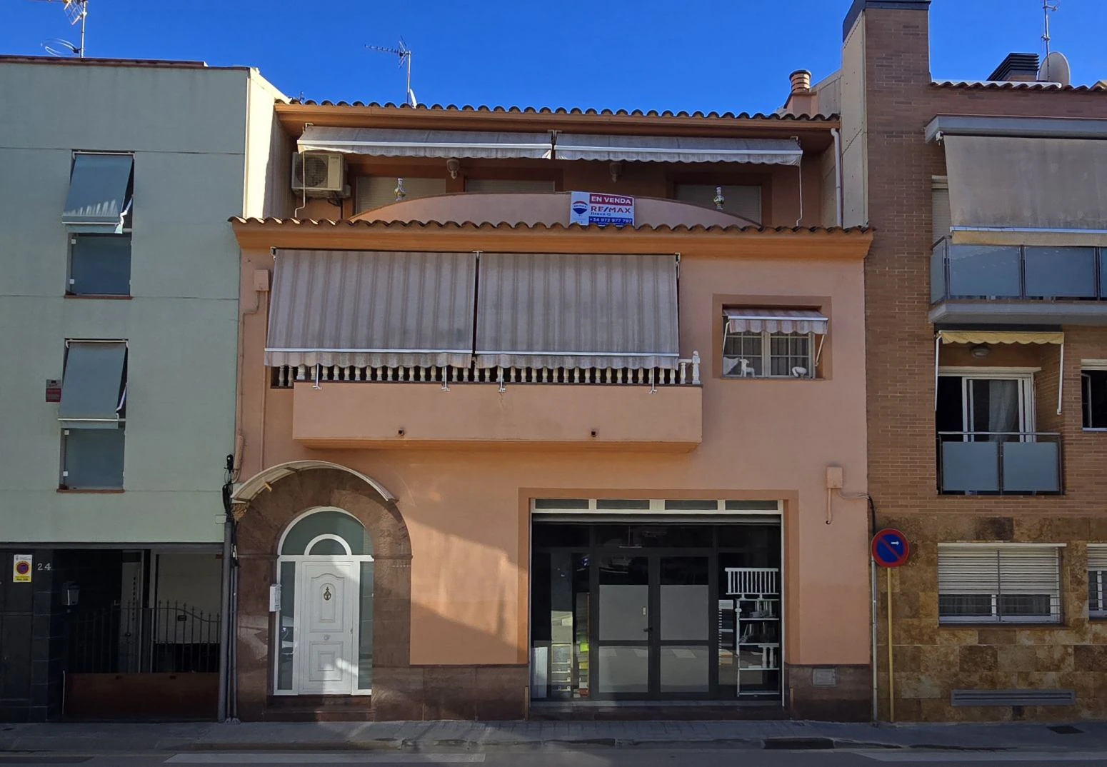Vive arriba, opera abajo: casa + taller con ascensor y terra