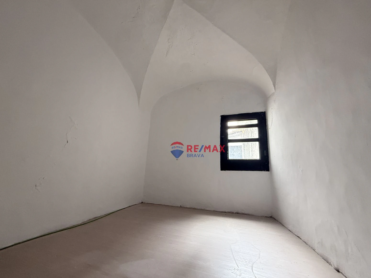Oportunidad única en Besalú: edificio con local comercial