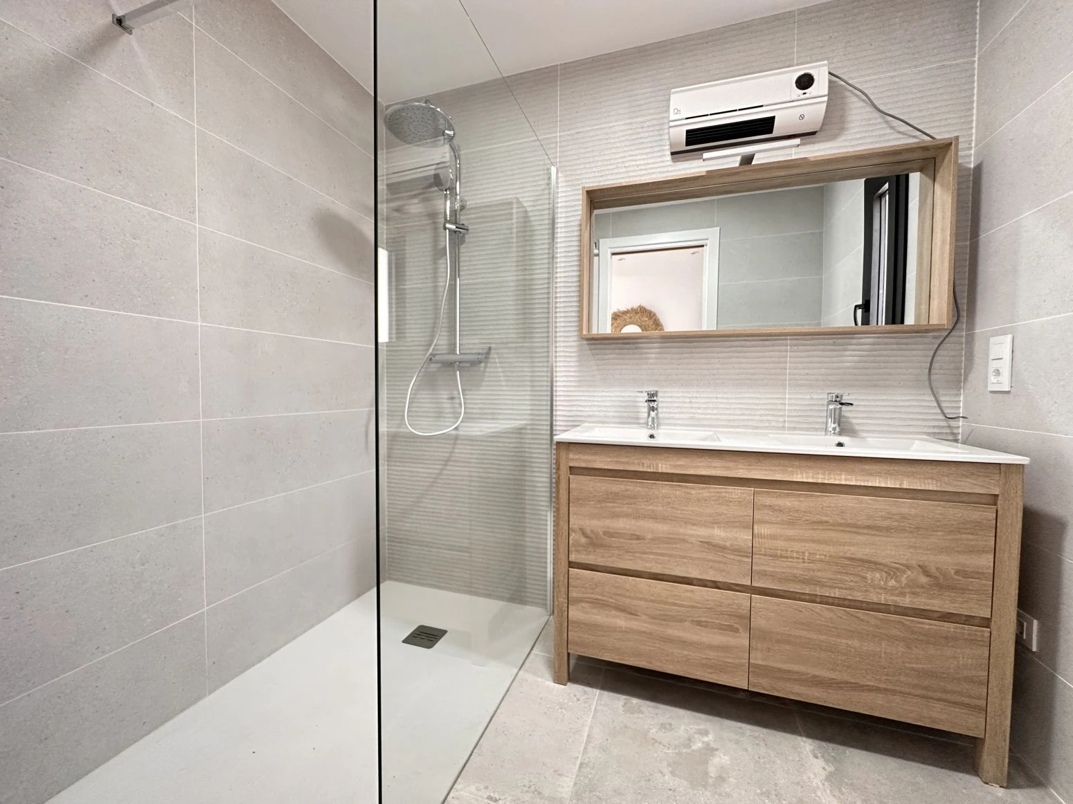Bonita casa con piscina de obra nueva en sector Mestral de E