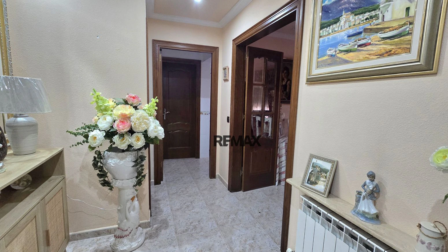 Vive arriba, opera abajo: casa + taller con ascensor y terra