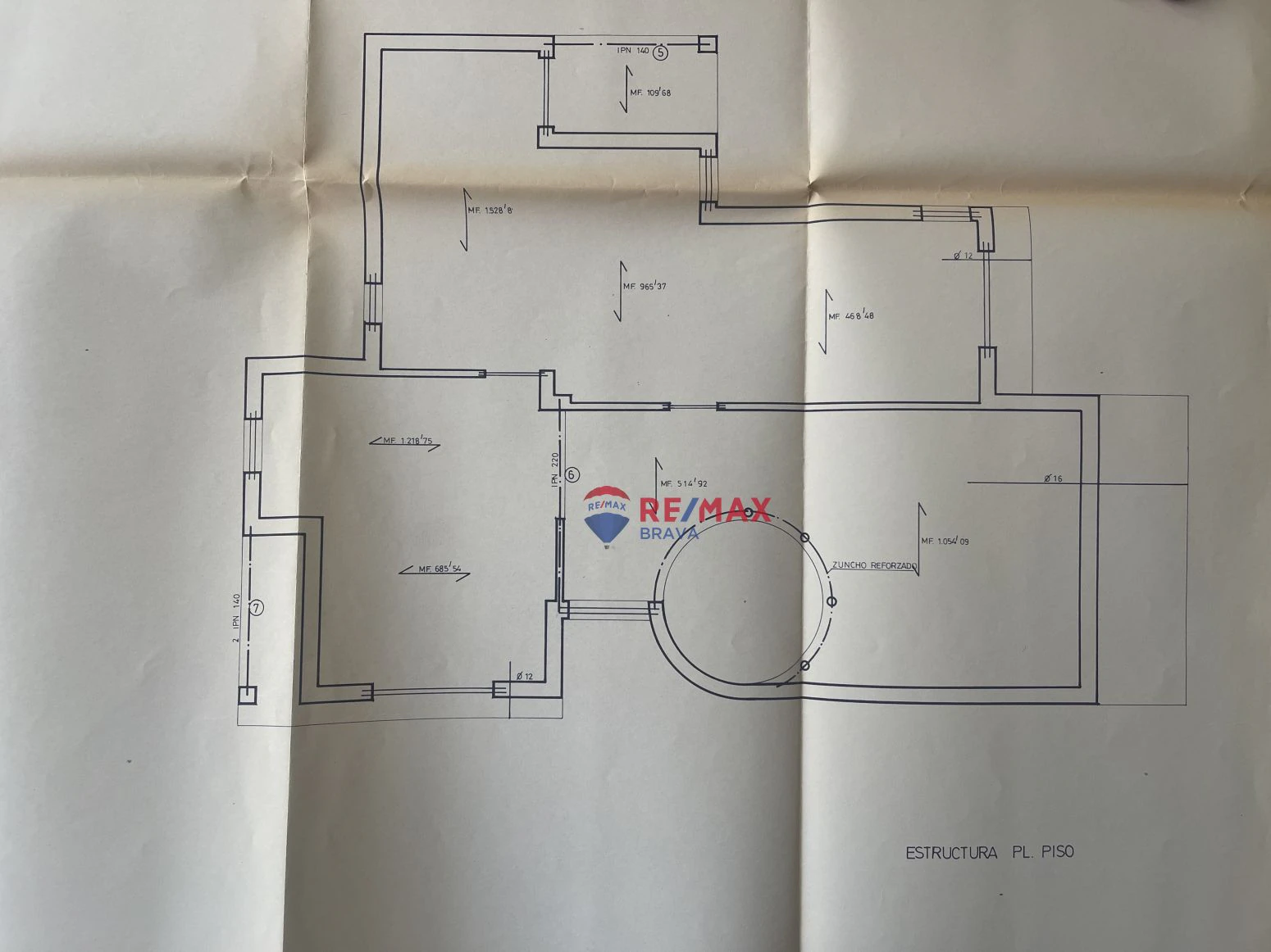 Villa de 4 habitaciones, ubicada en urbanización tranquila