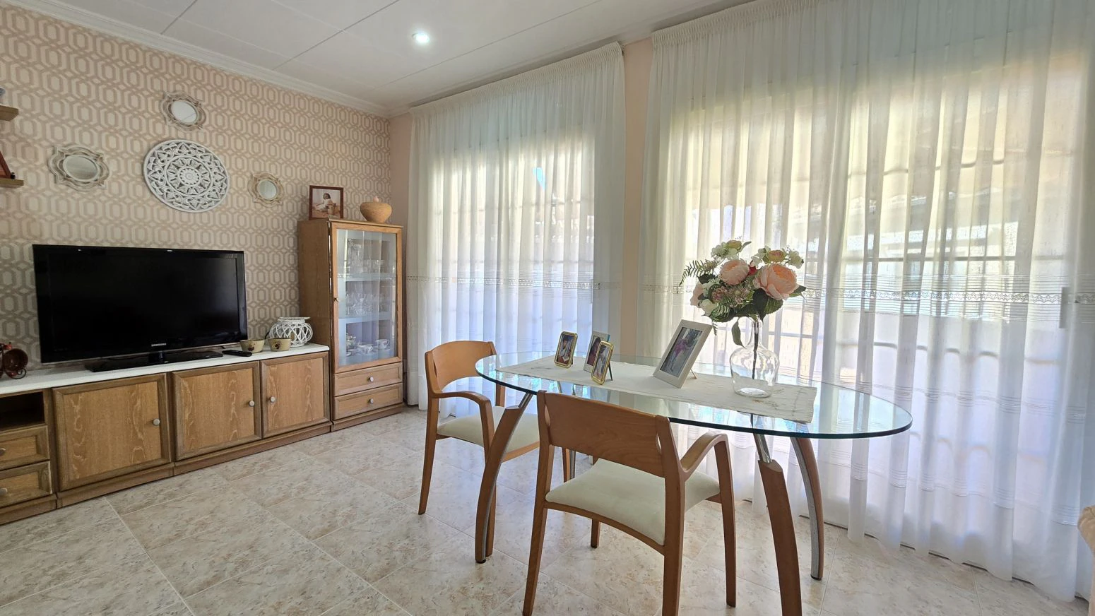 Vive arriba, opera abajo: casa + taller con ascensor y terra
