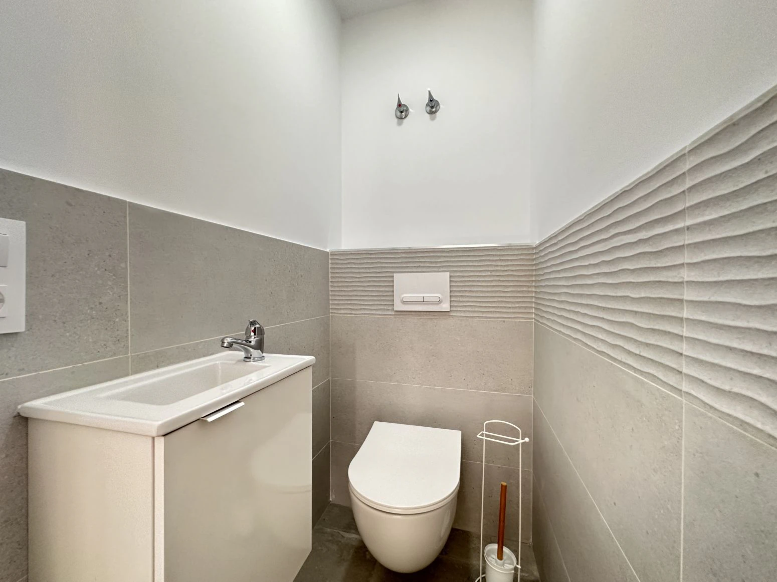 Bonita casa con piscina de obra nueva en sector Mestral de E