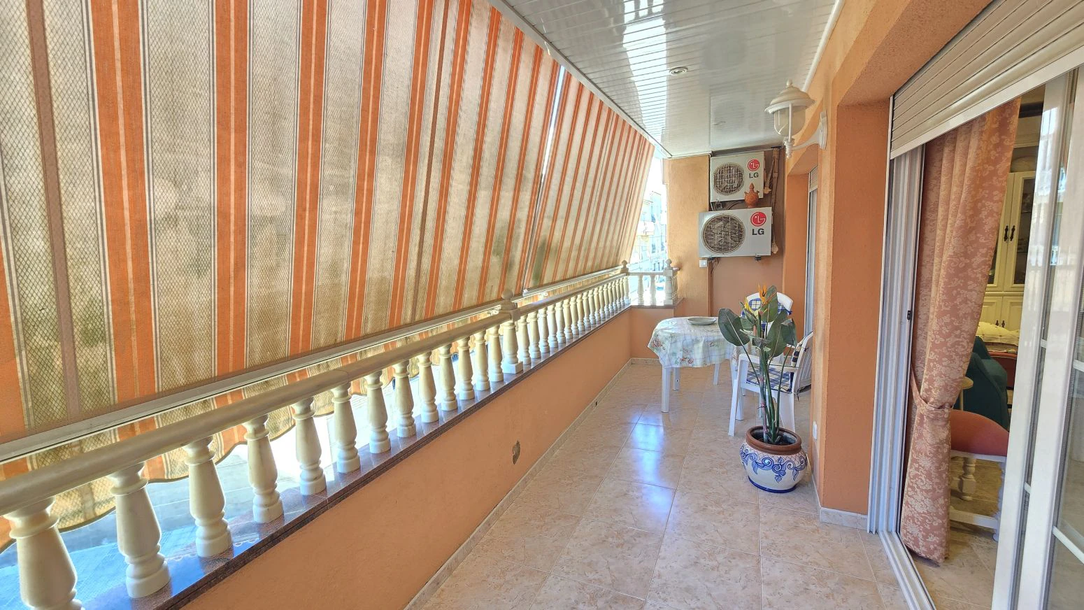 Vive arriba, opera abajo: casa + taller con ascensor y terra