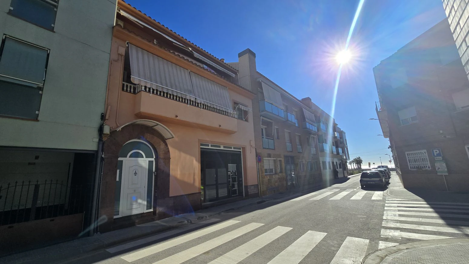 Vive arriba, opera abajo: casa + taller con ascensor y terra